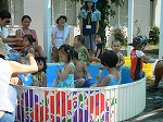 プールで遊ぶ子どもたち