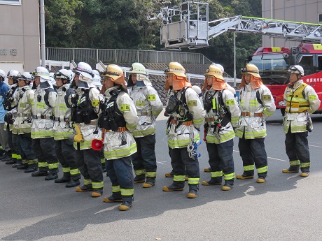 各消防署の消防隊員が整列し訓練に臨む