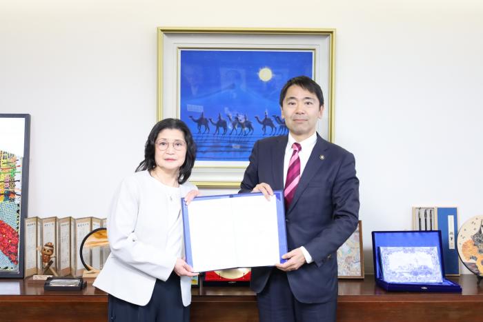 公益社団法人神奈川県助産師会理事・災害対策委員長（左）市長（右）