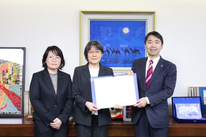 鎌倉助産師会副会長（左）鎌倉助産師会会長（中央）市長（右）