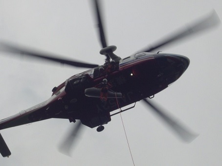 重症者を横浜消防ヘリコプターに収容し医療機関に搬送