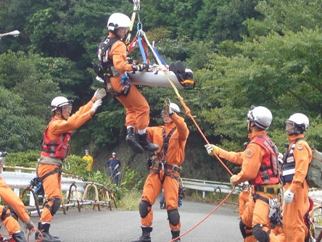 横浜市消防局航空消防隊隊員と連携して救助活動を実施