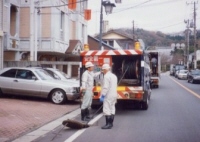 高圧洗浄車で下水管を清掃している写真