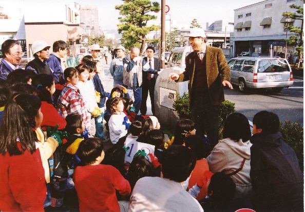 歴史について学ぶ子どもたち.jpg