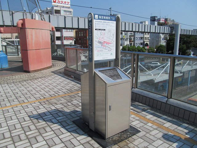 大船駅東口2階ペデストリアンデッキ喫煙所外観