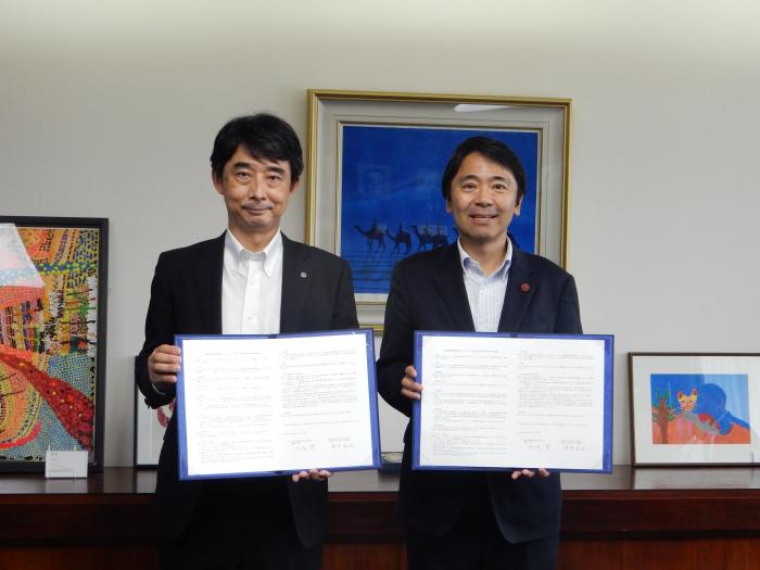 協定式の様子(東京工芸大学学長と鎌倉市長)