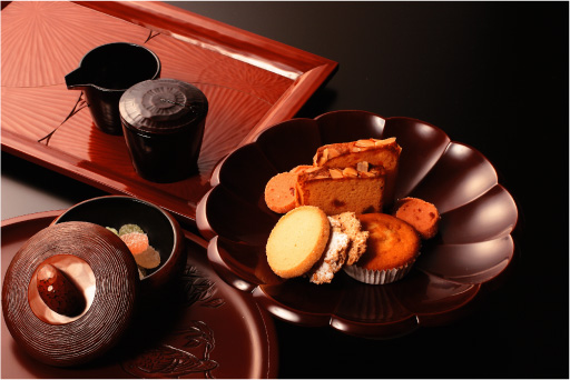 鎌倉彫のお盆、皿などの写真