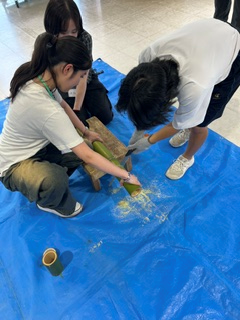 一生懸命のこぎりで作業