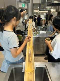 そうめんが流れてくるのを待つ様子