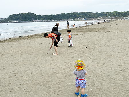 ごみを拾っている家族