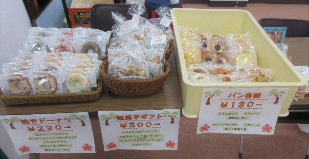 出店に並ぶお菓子やパン