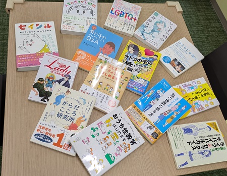 きらきら保健室にはたくさんの書籍をご用意しています