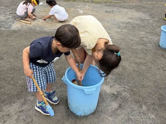 みずでっぽうに水を入れる様子