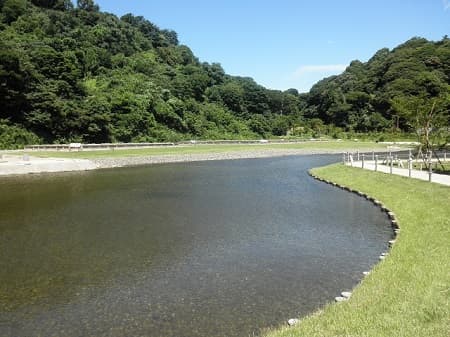 建物の基礎部分と池の一部を復元整備しています