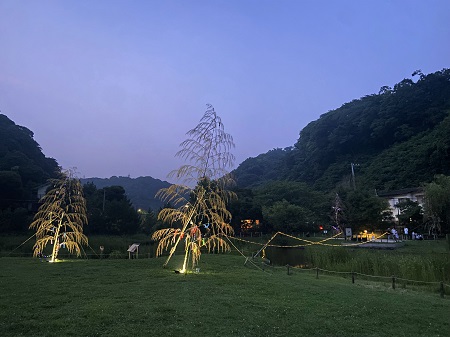 池の近くに笹飾りを設置します