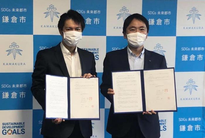 写真（左）(株)FunMake 市位 代表取締役 （右）松尾 鎌倉市長