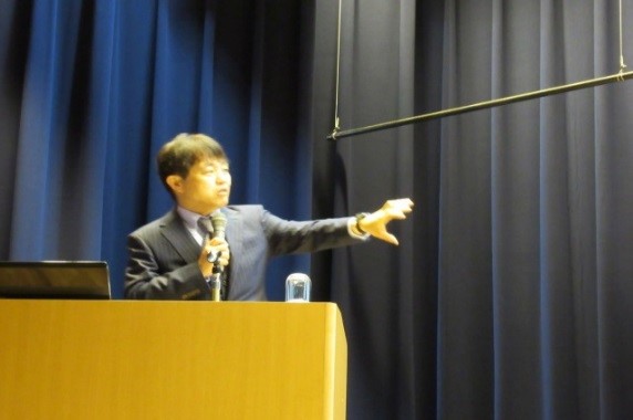 写真原田先生講演（本人）