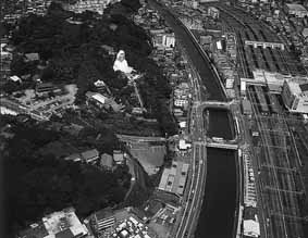 上空から大船駅周辺を撮影した写真