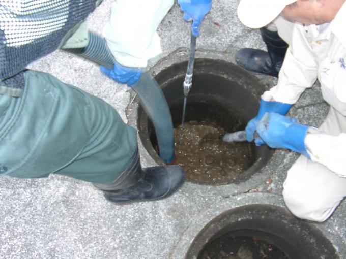 公共下水道の汚水ますの詰りを解消しています