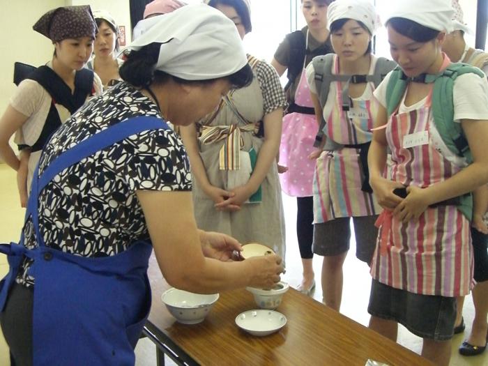 栄養師から見本を見せてもらう